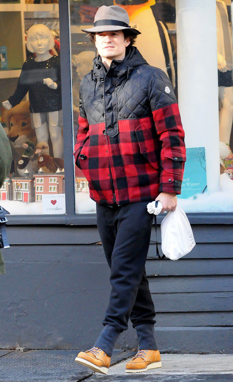 奧蘭多布魯運用紅黑格紋羽絨外套塑造戶外活動型男穿搭。圖／MONCLER提供