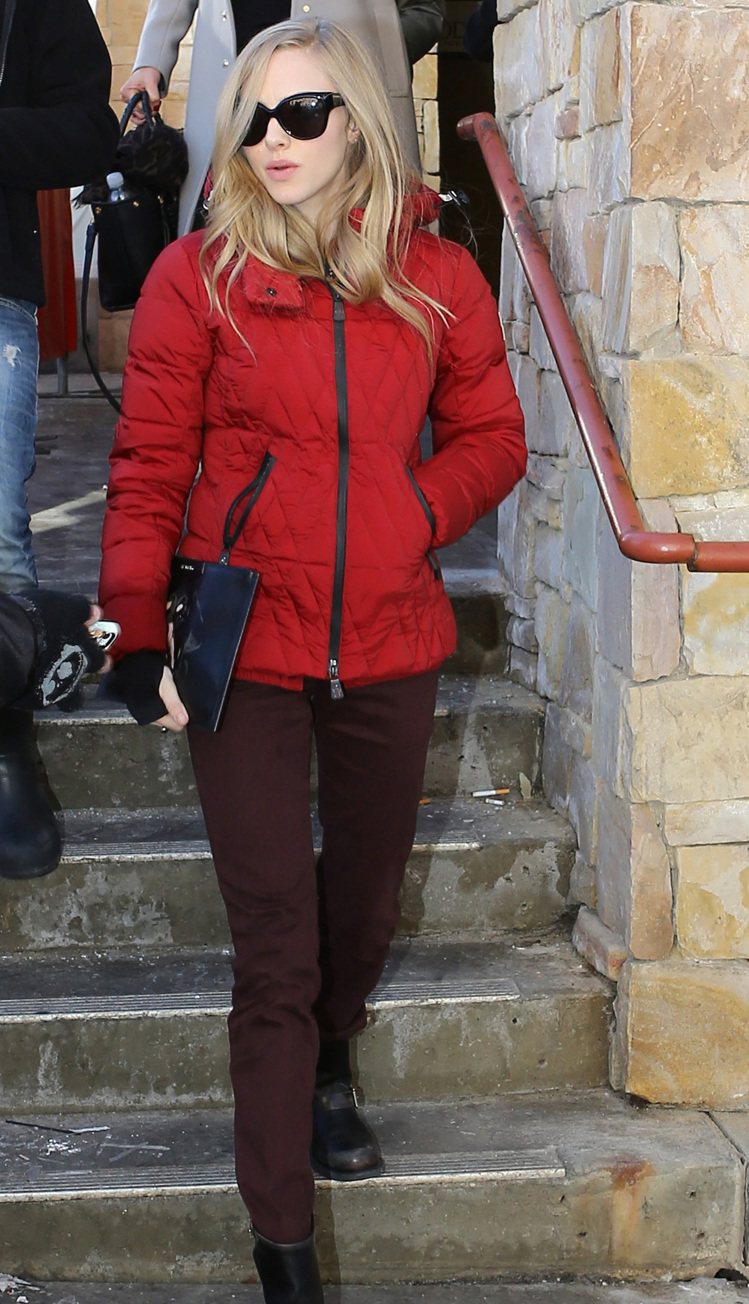 亞曼達塞佛瑞以深酒紅褲裝搭配紅色羽絨外套，帥氣又貴氣。圖／MONCLER提供