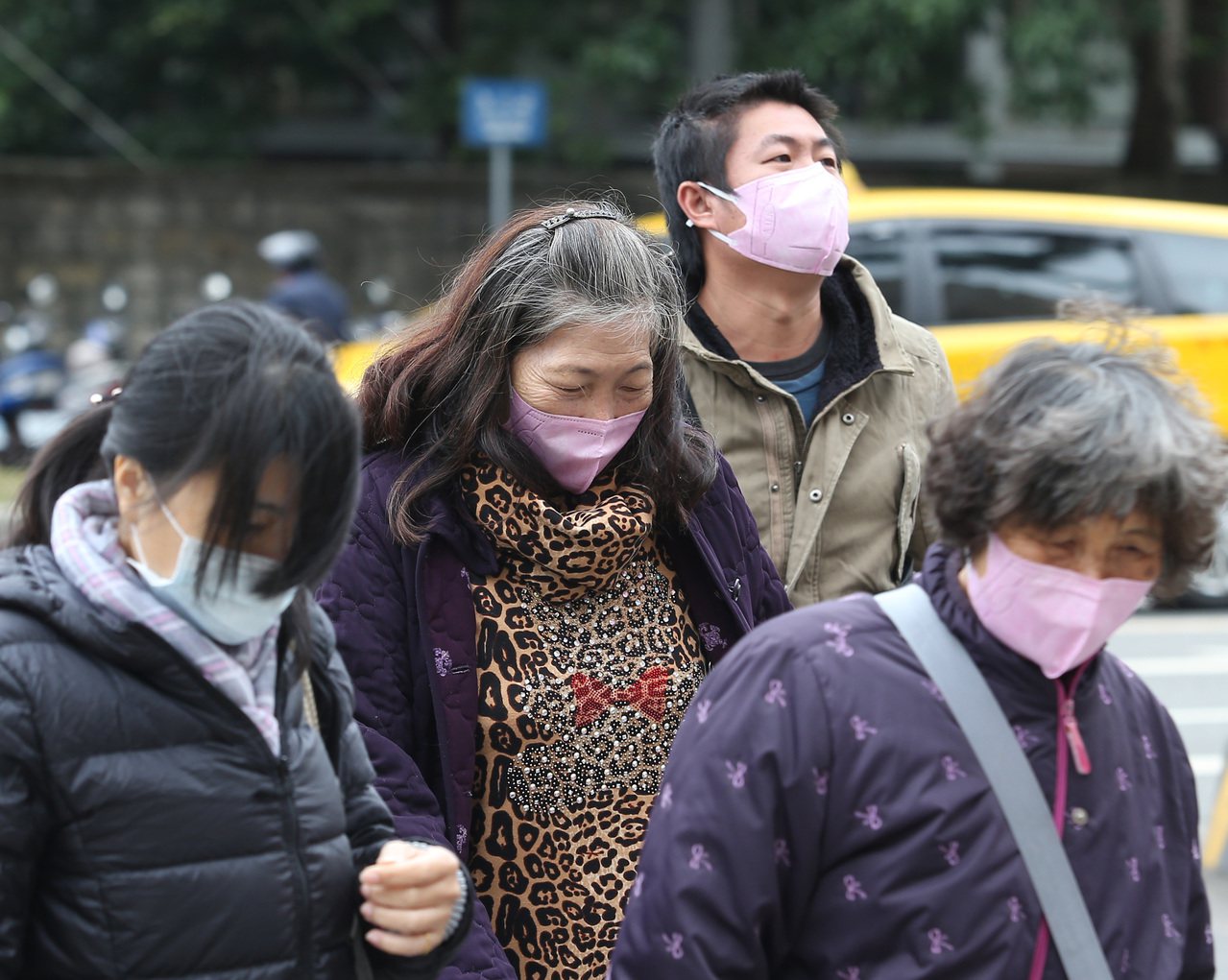 每逢冬季台灣空汙指數飆高，許多民眾外出都戴口罩自保。本報系記者林澔一／攝影