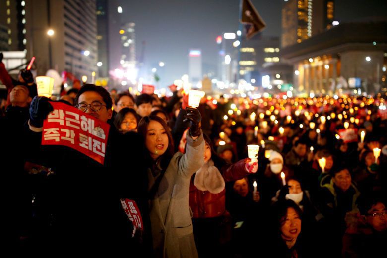 2016年12月31日民眾再次聚集在光化門前示威，並舉出「送朴迎新」的標語迎接2017年，意指「送走朴槿惠，迎接新希望的一年」。 圖／路透社
