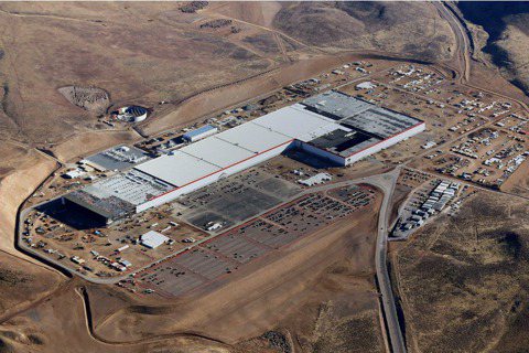 強健產能 首批鋰離子電池從 Tesla Gigafactory 下線！
