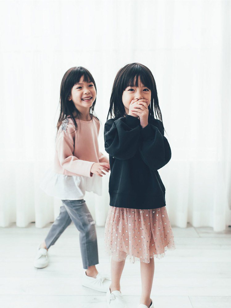 網紅雙胞胎「蘋果&西打」代言ZARA中國年系列童裝。圖／ZARA提供