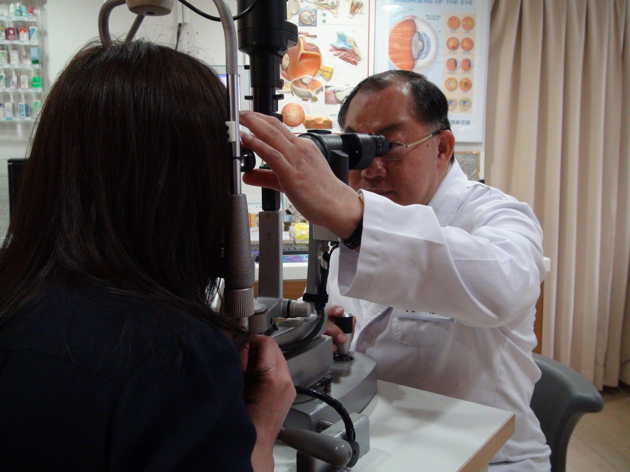 眼科醫師提醒，民眾使用3C產品，應有所節制，不可過度用眼，否則白內障將提早出現。記者李樹人/攝影