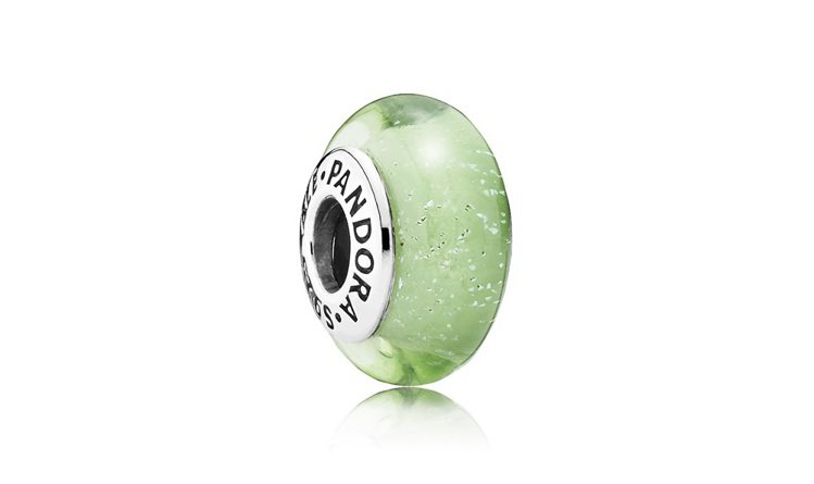 奇妙仙子淺綠螢光琉璃純銀串飾，1,780元。圖／PANDORA提供