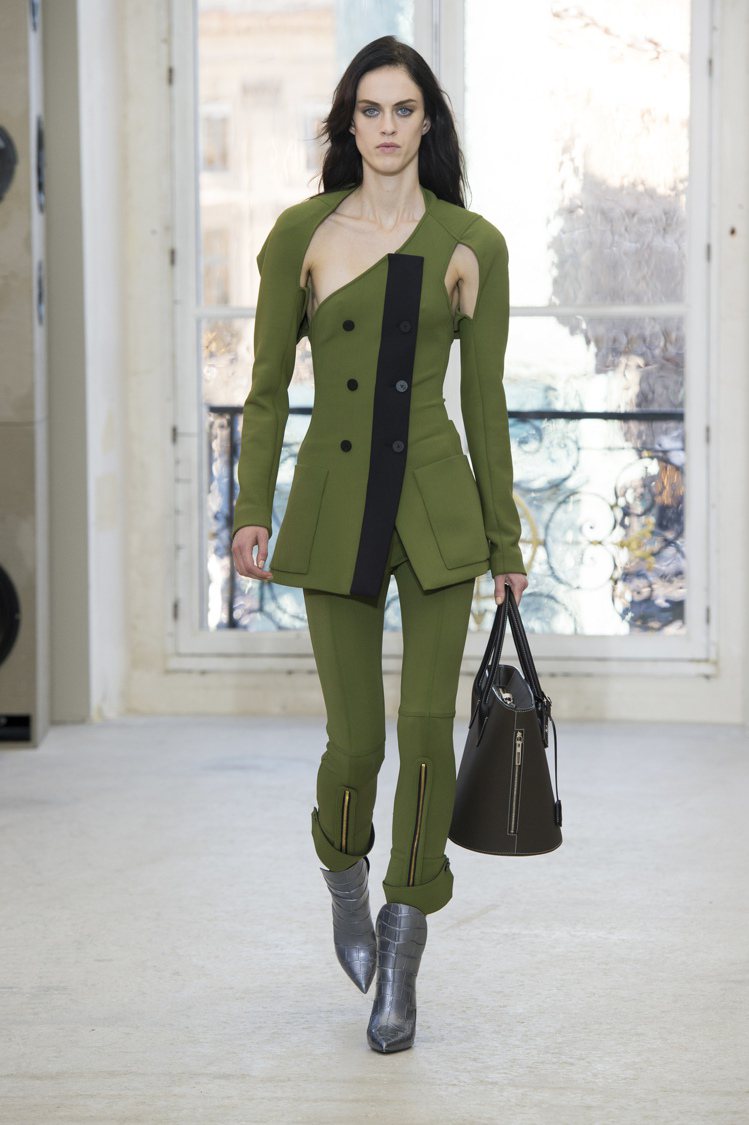 LV的2017年春夏女裝，以草木綠斜裁裝揭開序幕。圖／LV提供