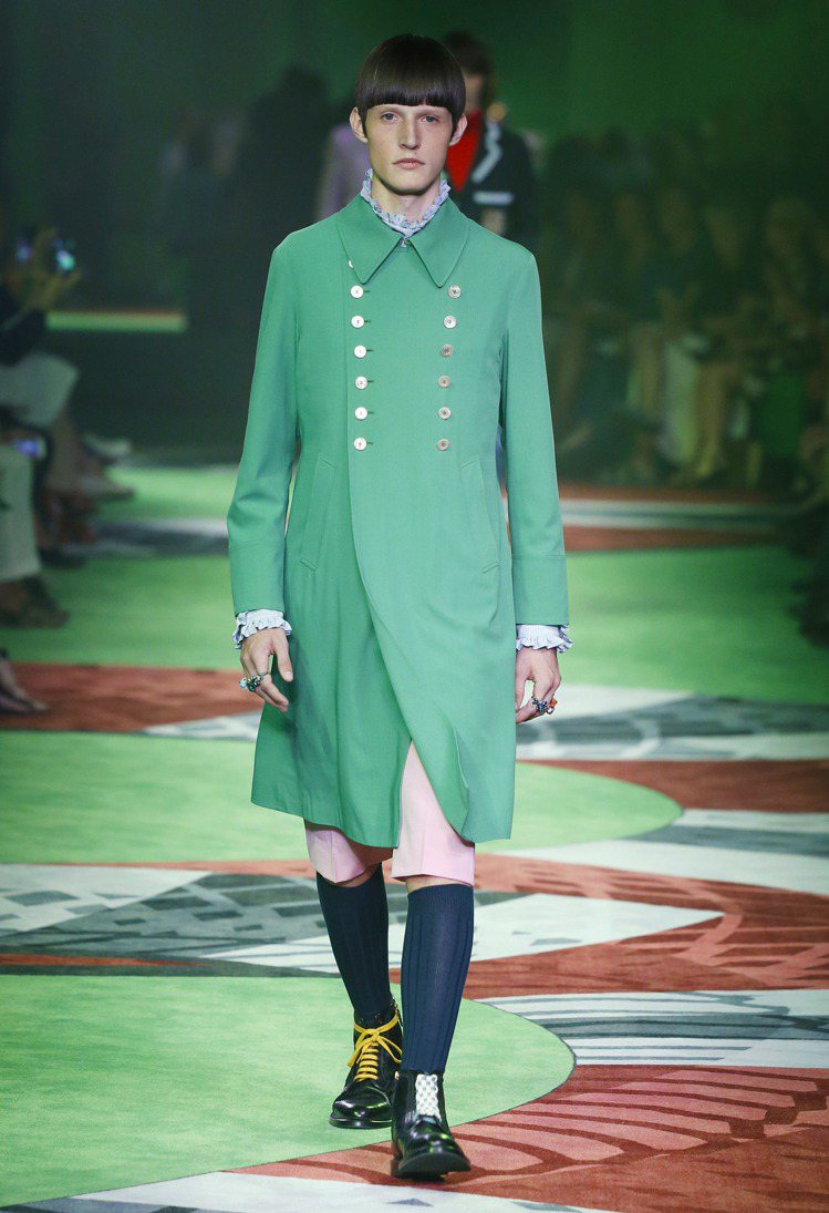 GUCCI的2017年男裝秀伸展台和燈光以綠色為主軸，第一件男裝是件湖水綠大衣。圖／GUCCI提供