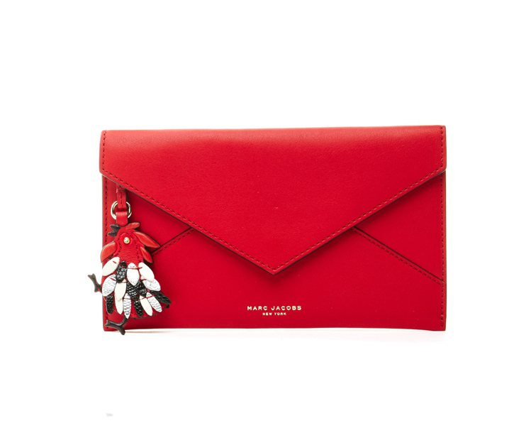 Marc Jacobs火紅公雞信封包，售價8,990元。圖／Marc Jacobs提供