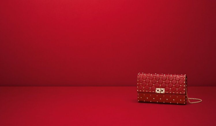 Rosso Valentino系列推出多樣包款與鞋履。圖／VALENTINO提供