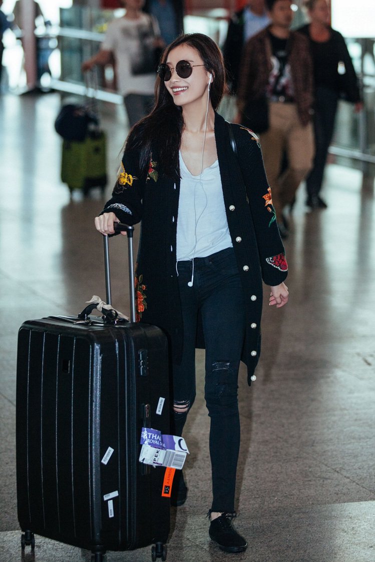 倪妮穿著 Gucci 刺繡針織衫現身北京機場。圖／Gucci提供