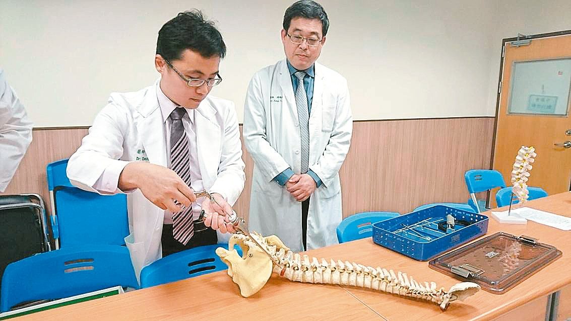 中國醫藥大學北港附醫骨科引進新技術脊椎內視鏡手術，傷口小恢復迅速。