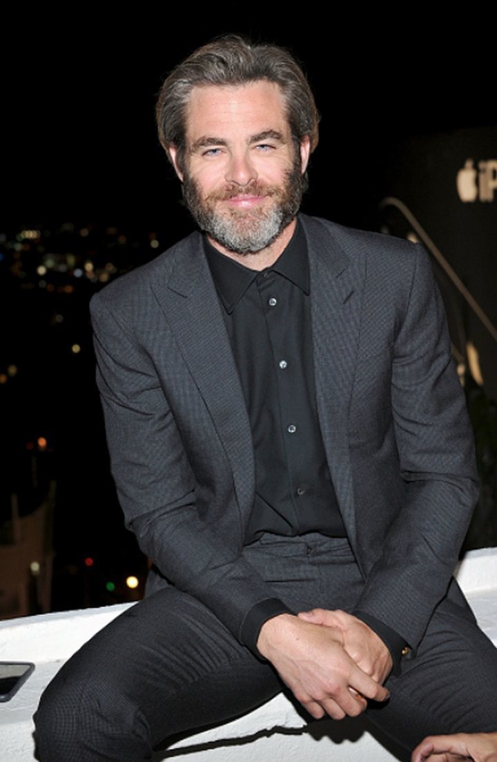 好萊塢型男克里斯潘恩（Chris Pine）選擇深灰色西裝，搭配萬寶龍金色結狀袖...