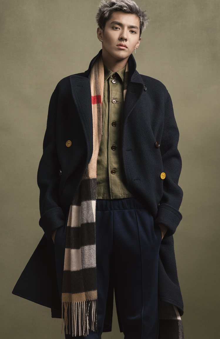 吳亦凡在「The Kris Wu Edit」系列中展現軍裝大衣和格紋圍巾的經典品味。圖／BURBERRY提供