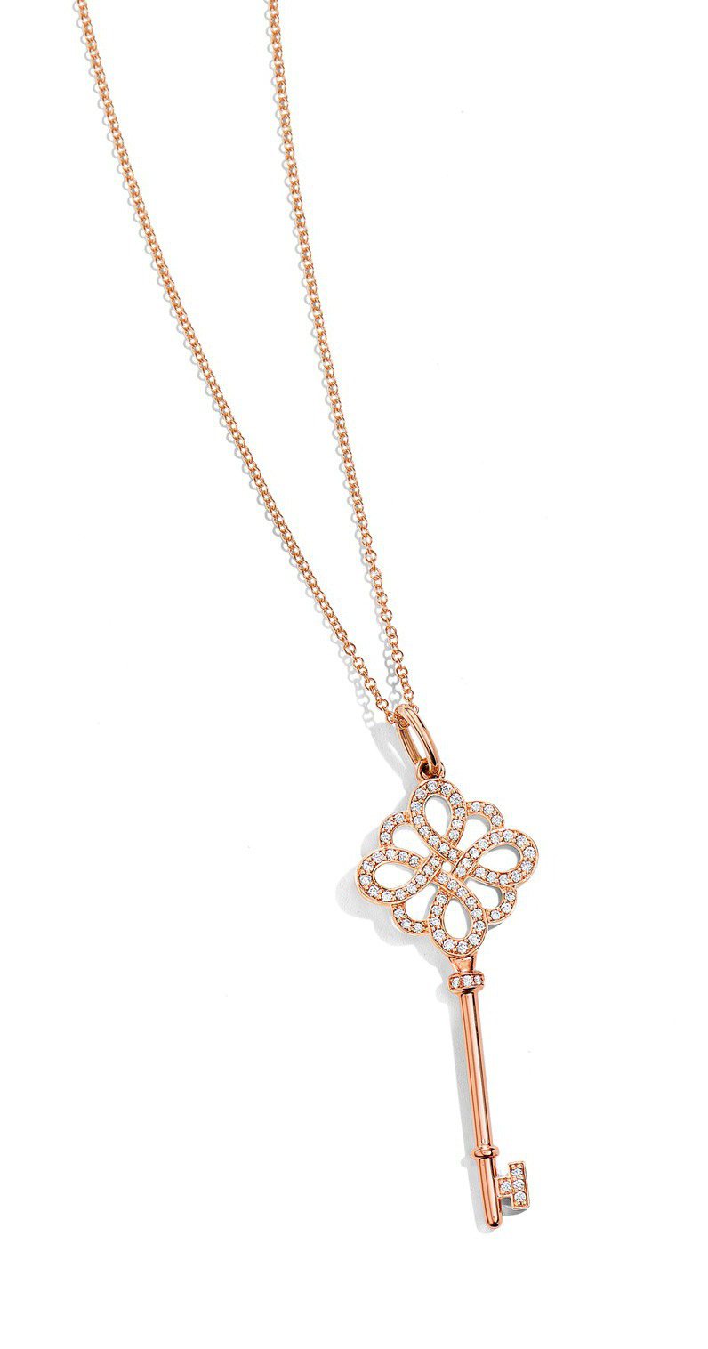 Tiffany Keys 18K玫瑰金Knot鑰匙鍊墜，13萬6,000元（鍊墜價格，不含項鍊）。圖／Tiffany提供