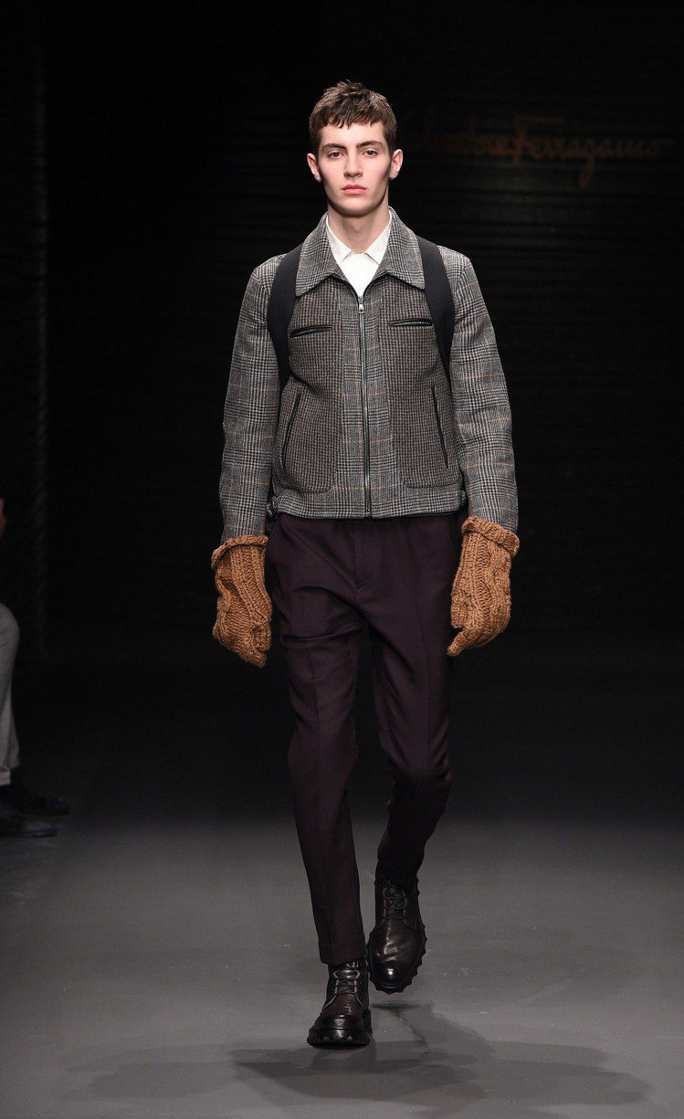 Ferragamo以英式斜紋防水布料製成的大衣搭配羊絨針織、小牛皮與燈芯絨結合的...
