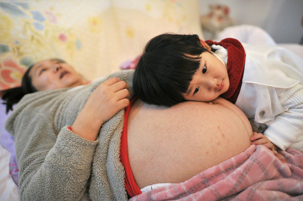 2014年中國新生兒是1,687萬人，但是開放二胎後的2015年新生兒卻只有1,...
