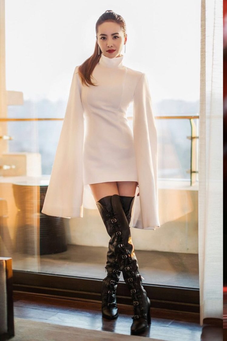 蔡依林日前參加2017絲路春晚，選擇以Jacquemus白色洋裝配Jimmy Choo的MALOY過膝長靴。圖／Jimmy Choo提供