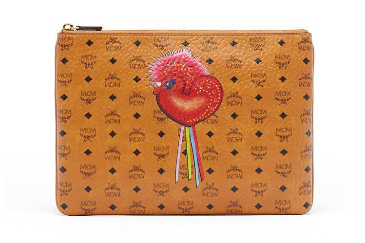 Rooster Visetos經典圖騰公雞塗鴉造型干邑色手拿包，售價13,500元。圖／MCM提供