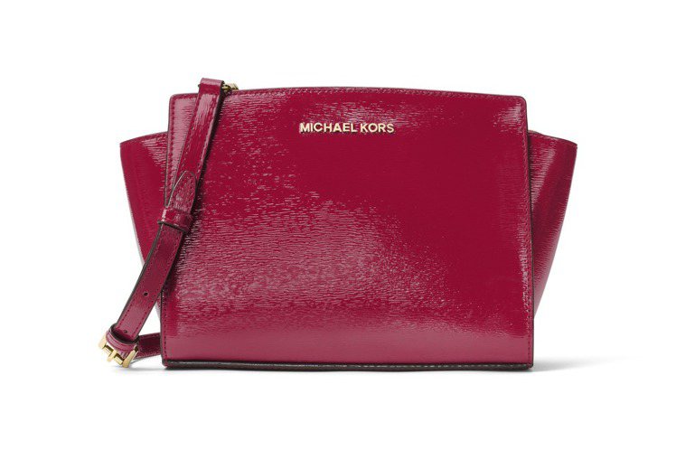 Selma紅色斜背包，售價12,300元。圖／MICHAEL KORS提供