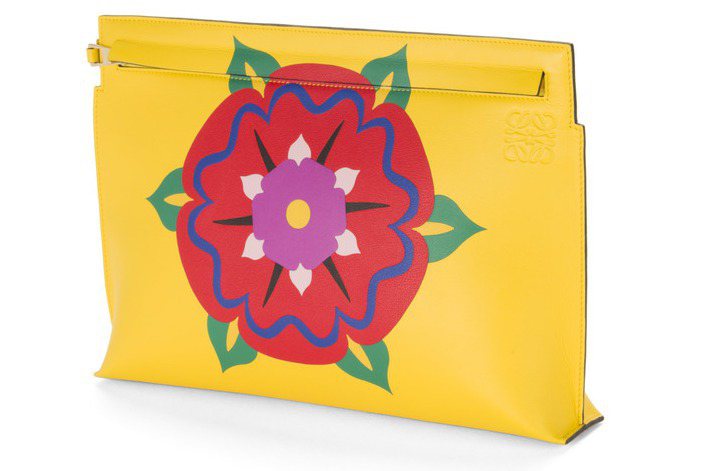 LOEWE新春系列水仙皮革嵌花黃色T Pouch手提包，41,000元。圖/LOEWE提供
