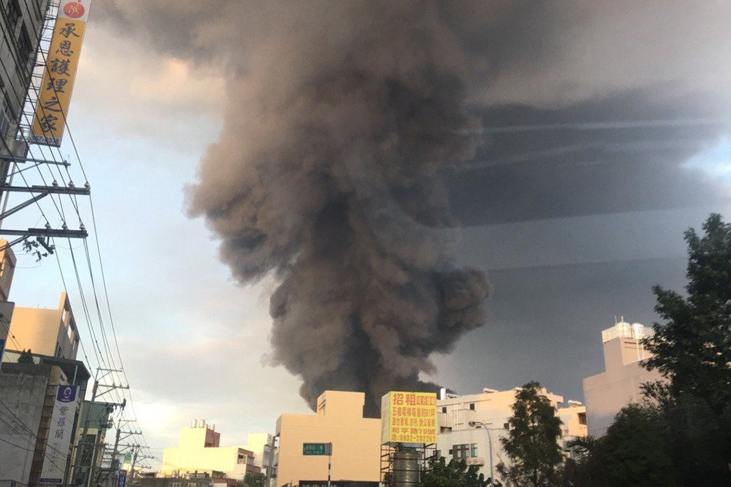 昨天泰豐輪胎廠大火，今天落塵落在平鎮。 圖／報系資料照