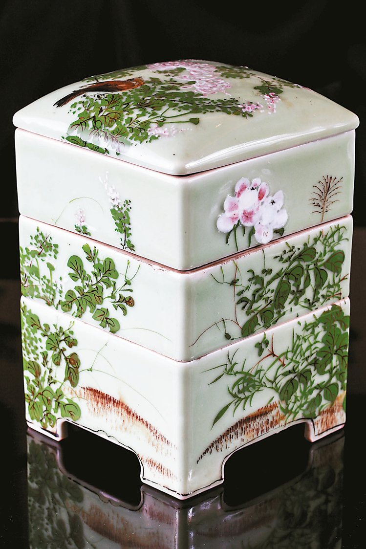 雖然有點瑕疵，但顏色素雅，盛夏香還是把這個三層方盒從日本帶回來。 圖／記者林伯東攝影