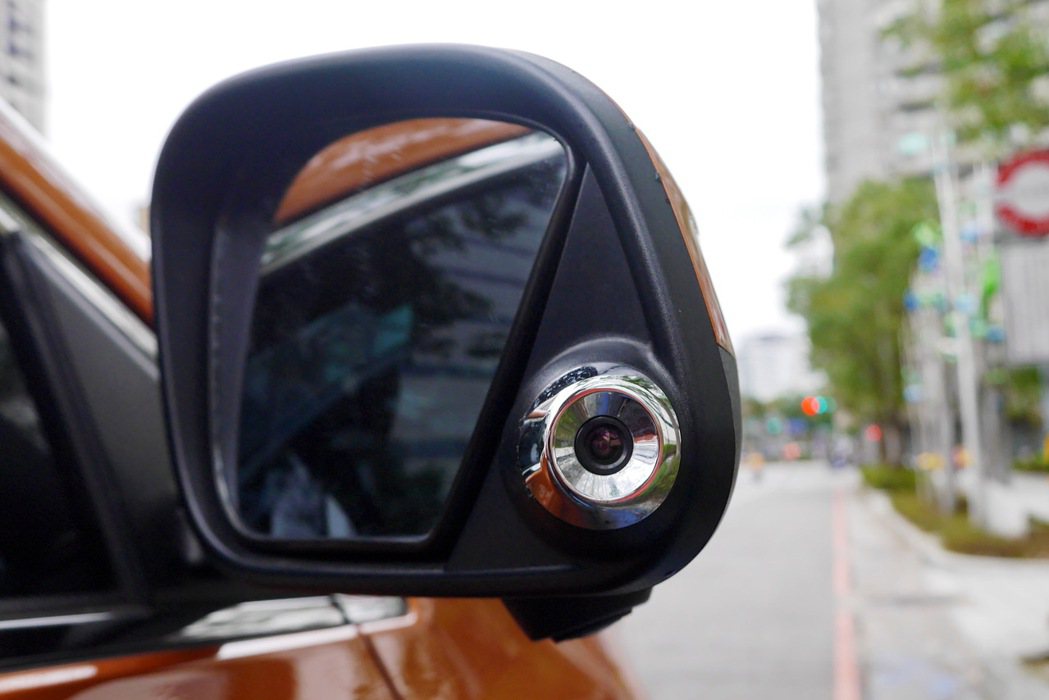 Side View車側安全影像輔助系統。 記者陳威任／攝影