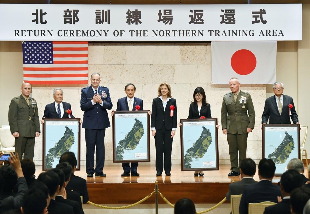敗訴宣判兩天後，美軍正式返還了部分北部訓練場用地，但沖繩縣知事並未出席典禮，而是...