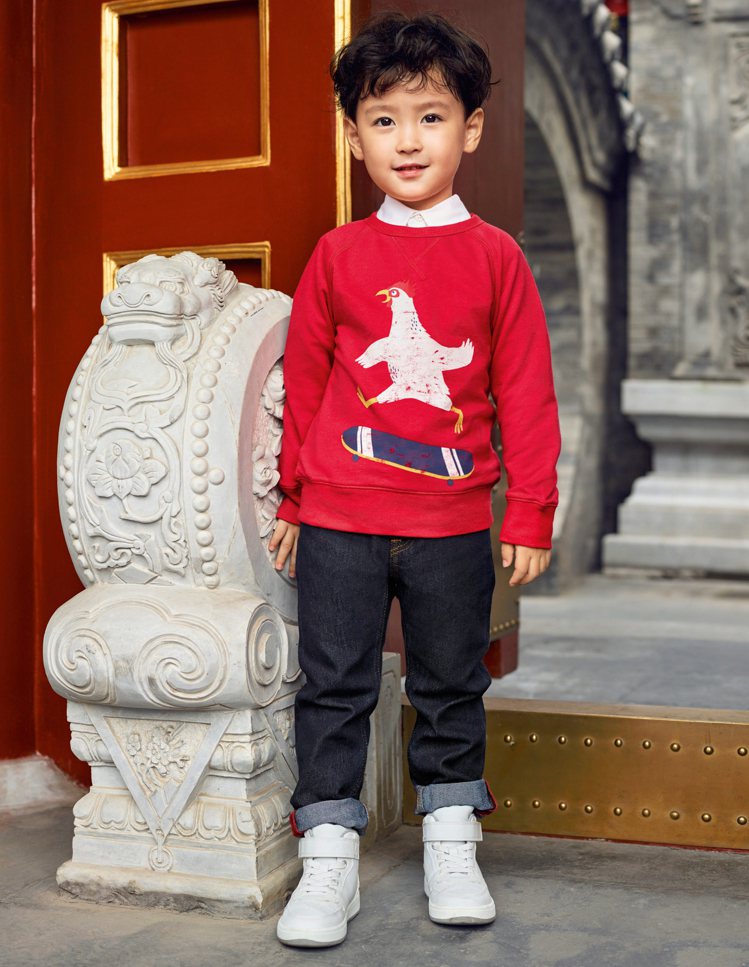 H&M童裝在春節主打一款有可愛卡通雞圖案的Ｔ恤。圖／H&M提供