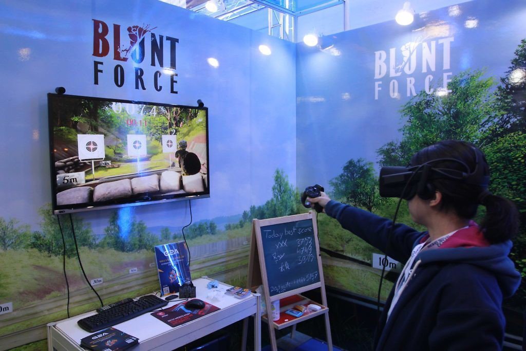 在G2A展示的VR射擊遊戲《BLUNTFORCE》。圖取自INSIDE
