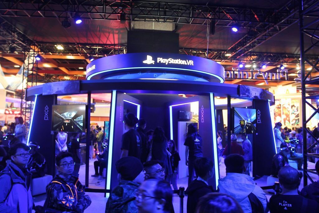 Sony Playstation這次依然以黑藍冷色為展場主視覺。圖取自INSID...