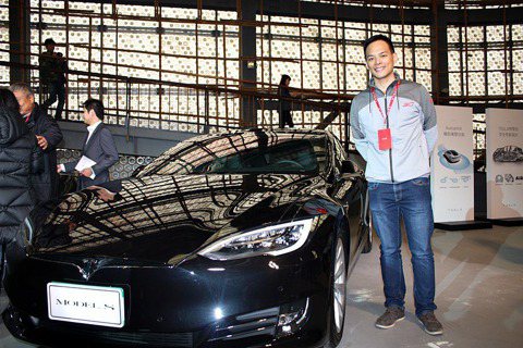 台灣首批Tesla Model S交車  第一座超級充電站在花博
