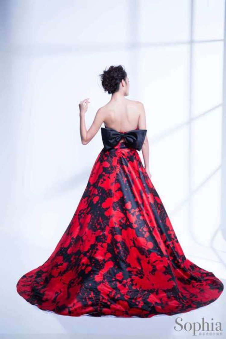 大久保麻梨子穿紅色禮服向粉絲拜年，美背設計是美麗焦點。圖／蘇菲雅婚紗提供