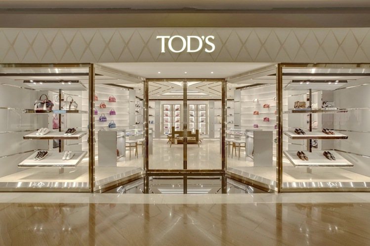 TOD’S濱海灣金沙專賣店以金色、白色打造奢華感。圖／TOD’S提供