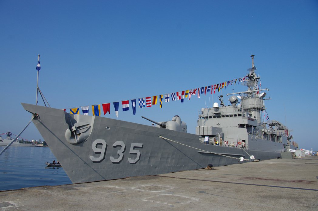 濟陽級飛彈巡防艦935靠港