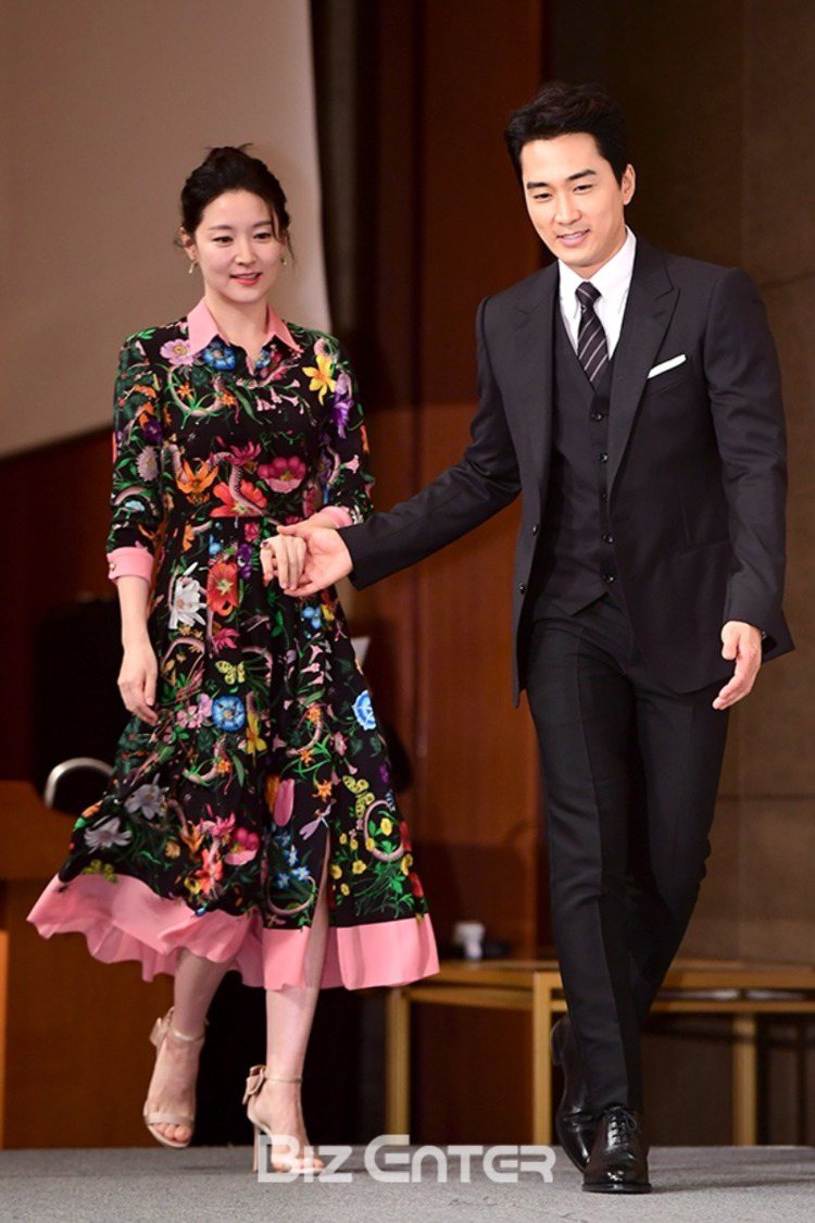 忙著和宋承憲一同宣傳新片「師任堂」的韓國女星李英愛，在亞洲記者會中選穿GUCCI 2017早春的一件印花洋裝。圖／摘自BizEnter