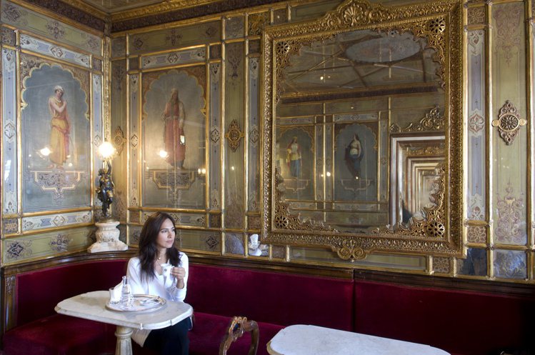 位於威尼斯的Caffè Florian充滿古典華麗氣息。圖／新光三越提供