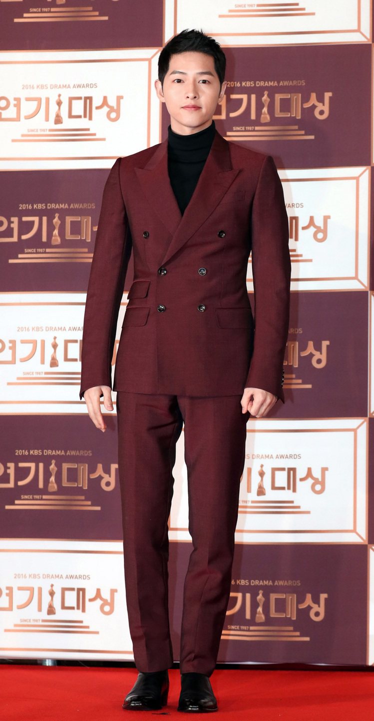 韓國男星宋仲基日前出席KBS演技大賞時，身穿GUCCI 2017早春酒紅色雙排釦西裝。圖／GUCCI提供