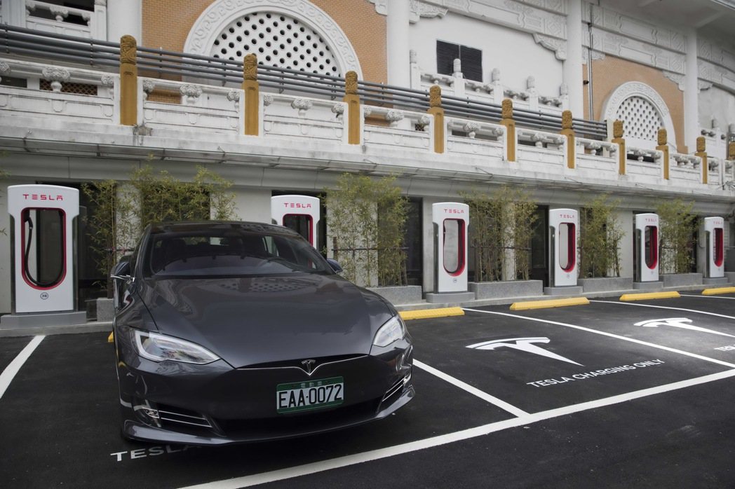 Tesla正式開始交付台灣第一批Model S，並啟用台灣第一組位於台北花博公園...