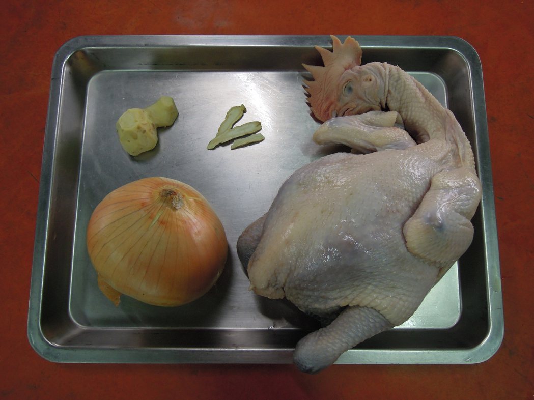 滴雞精分解步驟1：準備食材：全雞一隻（土雞、肉雞、烏骨雞皆可），洋蔥一顆...