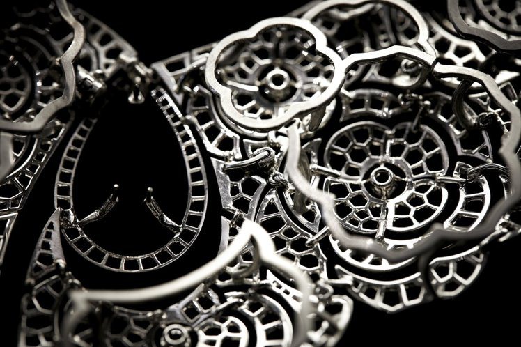 GABRIELLE CHANEL項鍊由位於巴黎芳登廣場18號的香奈兒頂級珠寶工坊所打造，此為作品底座的細節。圖／香奈兒提供