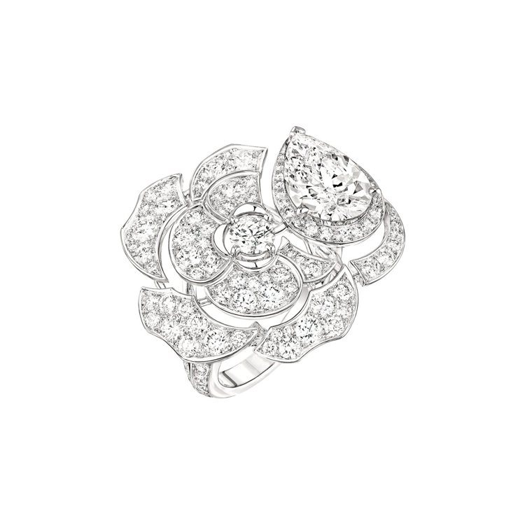 Gabrielle Chanel 戒指，18K白金，鑲嵌一顆3.03克拉梨形切割鑽石。1顆0.35克拉圓形切割鑽石，與122顆總重2.63克拉明亮式切割鑽石。價格電洽。圖／香奈兒提供