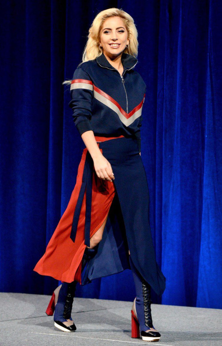 Lady Gaga在超級盃記者會穿Versace紅藍拼接夾克與開衩長裙。圖／摘自people.com