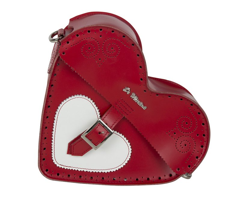 Dr. Martens推出情人節紅心背包，6280元。圖／合順興提供