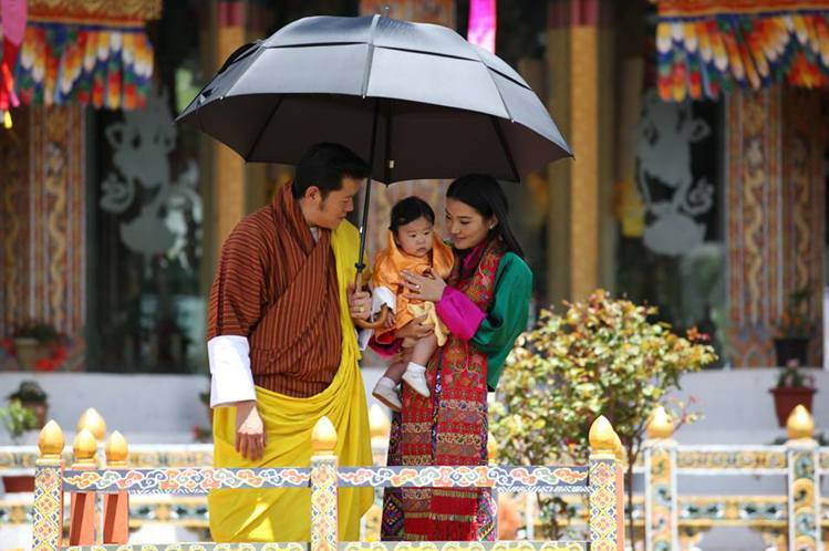 不丹皇室一家三口的畫面相當美。圖／摘自His Majesty King Jigm...