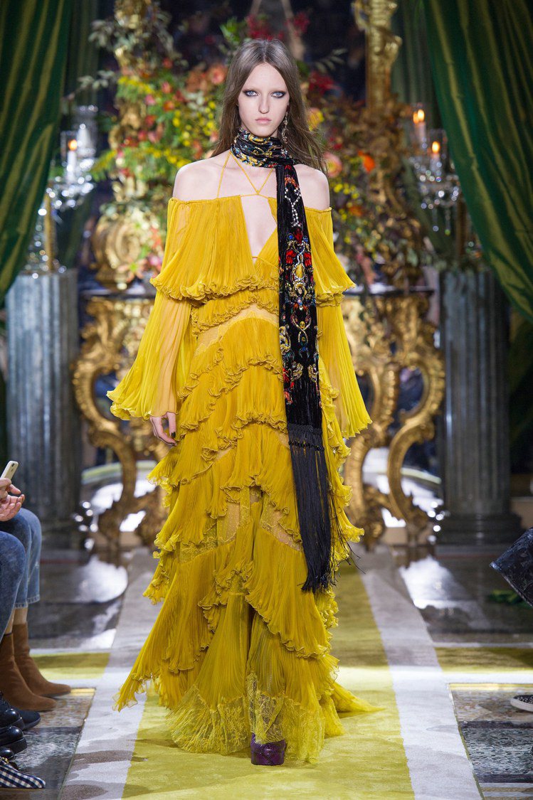 碧昂絲穿著的Roberto Cavalli的芥末黃荷葉設計禮服。圖／Roberto Cavalli提供
