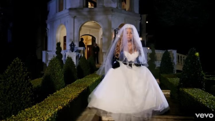 瑪麗亞凱莉選在與詹姆斯擁有美好記憶的豪宅拍MV，片中先穿上價值新台幣770多萬元...