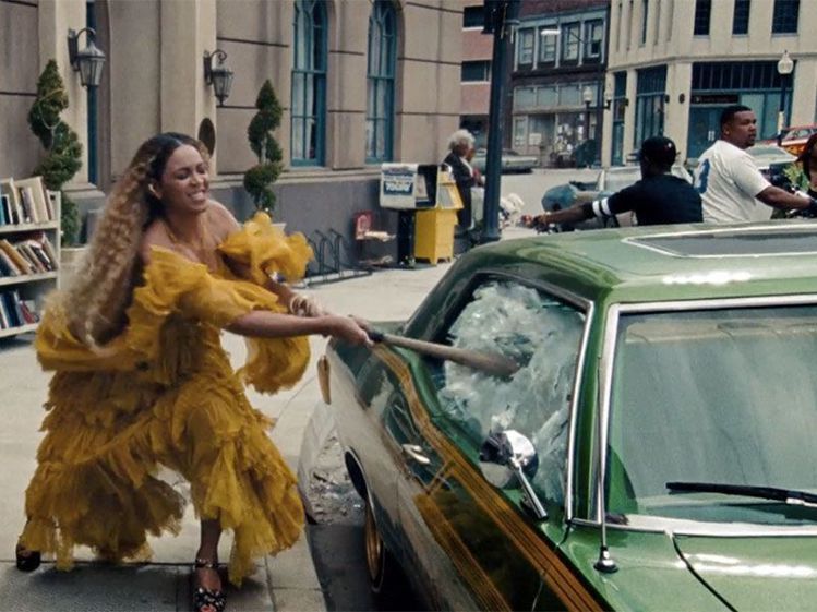 碧昂絲曾在2016年推出的「Lemonade」音樂電影中穿著Roberto Ca...