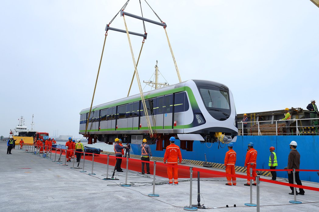 台中捷運綠線首列電聯車昨天運抵台中港，正式亮相，預計明年可試運轉。本報系資料照
