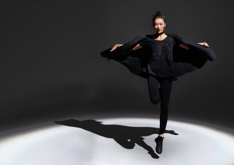 中國超模劉雯穿PUMA「Black Swan」運動裝和斗篷，打造女力形象。圖／PUMA提供