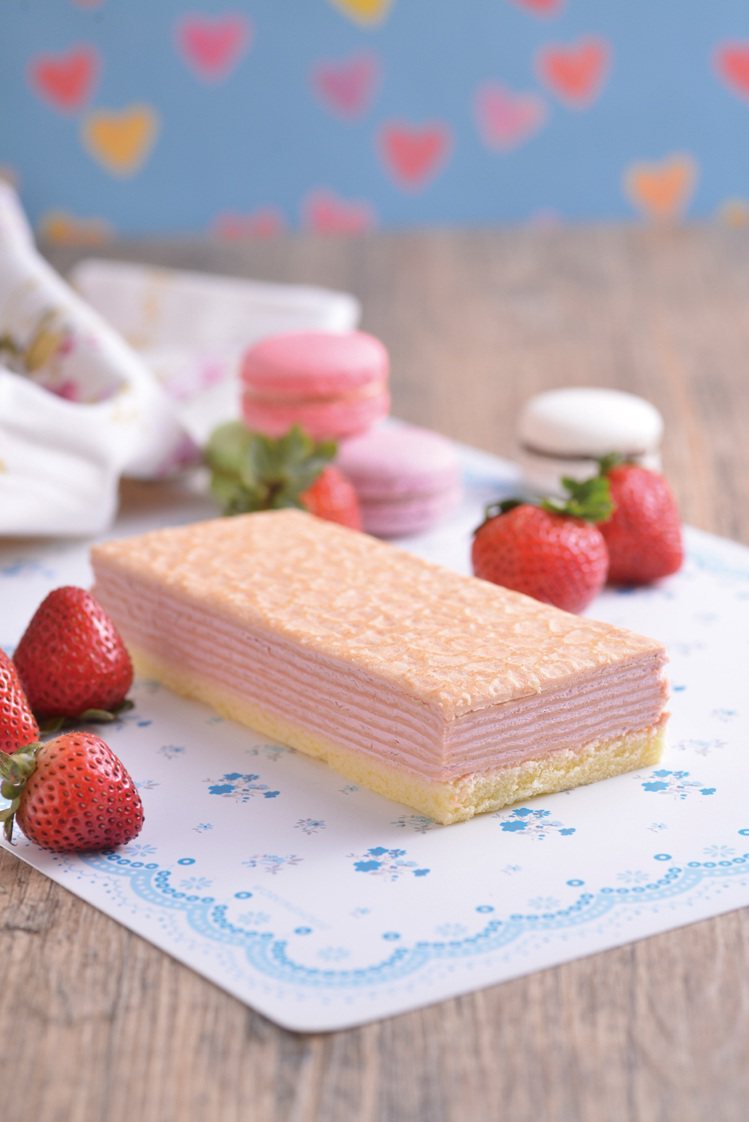 萊爾富獨家推出日本AJINOMOTO草莓千層蛋糕，售價550元。圖／萊爾富提供